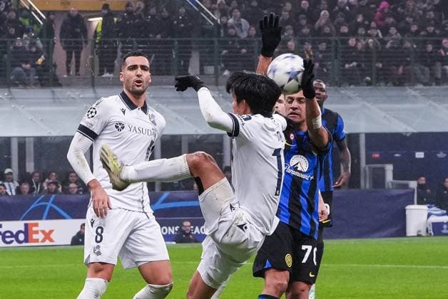 MILAN, ITALY DECEMBER 12 Alexis Sanchez of Inter R against Takefusa Kubo of Real Sociedad C during the UEFA Champions League Group Stage match between FC Internazionale and Real Sociedad at Stadio Giuseppe Meazza on December 12, 2023 in Milan, Italy Copyright: xJustPictures.ch JarixPestelaccix jp-en-EuSpIm-Inter_Sociedad_12Dec2023_JAR_00011