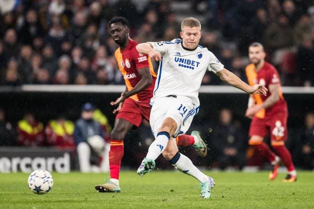 231212 Davinson Sanchez of Galatasaray and Andreas Cornelius of FC Copenhagen during the UEFA Champions League football match between FC Copenhagen and Galatasaray on December 12, 2023 in Copenhagen Photo Petter Arvidson BILDBYRAN kod PA PA0704 fotboll football soccer fotball champions league fc copenhagen galatasaray bbeng  Copyright: PETTERxARVIDSON BB231212PA098