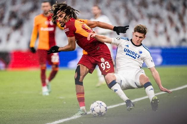 231212 Sacha Boey of Galatasaray and Elias Jelert of FC Copenhagen during the UEFA Champions League football match between FC Copenhagen and Galatasaray on December 12, 2023 in Copenhagen Photo Petter Arvidson BILDBYRAN kod PA PA0704 fotboll football soccer fotball champions league fc copenhagen galatasaray bbeng  Copyright: PETTERxARVIDSON BB231212PA099
