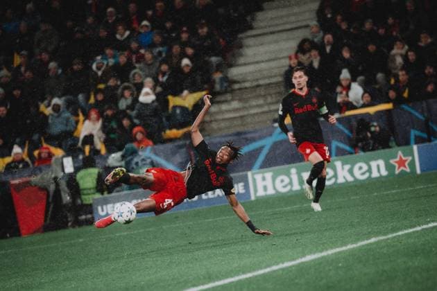 UEFA Champions League Group D: FC Salzburg - SL Benfica Lisbon SALZBURG, AUSTRIA - DECEMBER 12: Dorgeles Nene (L) of FC Salzburg in action during the UEFA Champions League Group D match FC Salzburg vs. SL Benfica Lisbon on December 12, 2023 in Salzburg, Austria. Copyright: xAndreasxSchaadx-xFCxRedxBullxSalzburgx _AS18691LR