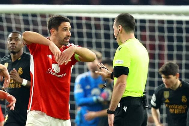 12 12 2023, xtgx, Football UEFA Champions League, Union Berlin Real Madrid emspor, v l Unioner with Rani Khedira 1 FC Union Berlin complain to referee Referee Obrenovic, Rade Slovenia DFL DFB REGULATIONS PROHIBIT ANY USE OF PHOTOGRAPHS as IMAGE SEQUENCES and or QUASI VIDEO Berlin