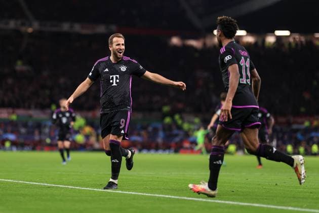 Fußball UEFA Champions League Gruppe A Manchester United gegen Bayern München 12. Dezember 2023 UEFA Champions League Gruppe A Manchester United gegen Bayern München Harry Kane von Bayern München feiert sein erstes Tor mit Torschütze Kingsley Coman Foto Simon Stacpoole Abseits Manchester UK  Copyright: xSimonxStacpoolexOffside