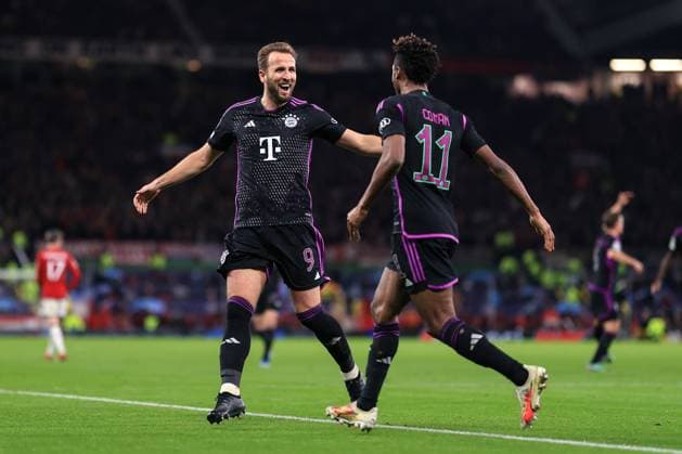 Fußball UEFA Champions League Gruppe A Manchester United gegen Bayern München 12. Dezember 2023 UEFA Champions League Gruppe A Manchester United gegen Bayern München Harry Kane von Bayern München feiert sein erstes Tor mit Torschütze Kingsley Coman Foto Simon Stacpoole Abseits Manchester UK  Copyright: xSimonxStacpoolexOffside