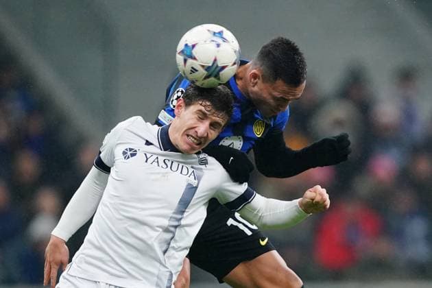 Foto Spada LaPresse 12 Dicembre 2023 - Milano , Italia - calcio - Inter vs Real Sociedad - Champions League 2023 2024 - Stadio San Siro. Nella foto: aihen munoz (real ) Lautaro Martinez (FC Inter); December 12 , 2023 Milan , Italy - sport, calcio - Inter vs Real Sociedad Champions League 2023 2024 - San Siro Stadium . In the pic : aihen munoz (real ) Lautaro Martinez (FC Inter);  Copyright: xSpada LaPressex
