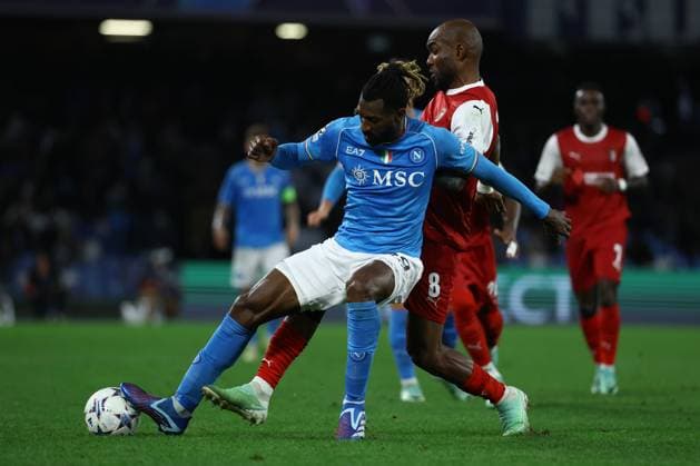 Foto Alessandro Garofalo LaPresse 12 dicembre 2023 Napoli, Italia calcio Napoli vs Braga Champions League 2023 2024 - stadio Diego Armando Maradona Nella foto: Andre Zambo Anguissa (SSC Napoli); Ali Elmusrati (Sporting Braga); December 12, 2023 Naples, Italy sport soccer Napoli vs Braga - Champions League 2023 2024 - Diego Armando Maradona stadium. In the pic: Andre Zambo Anguissa (SSC Napoli); Ali Elmusrati (Sporting Braga);  Copyright: xAlessandroxGarofalo LaPressex