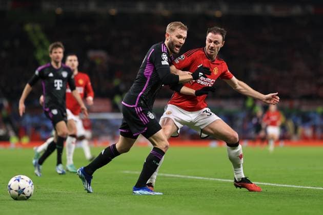 Fußball UEFA Champions League Gruppe A Manchester United gegen Bayern München 12. Dezember 2023 UEFA Champions League Gruppe A Manchester United gegen Bayern München Konrad Laimer von Bayern München wird von Jonny Evans von Manchester United angegangen Foto Simon Stacpoole Abseits Manchester UK  Copyright: xSimonxStacpoolexOffside