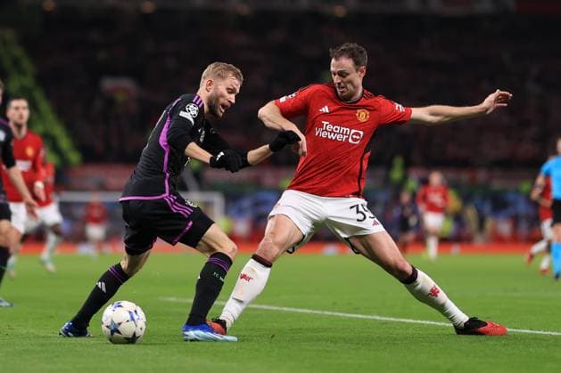 Fußball UEFA Champions League Gruppe A Manchester United gegen Bayern München 12. Dezember 2023 UEFA Champions League Gruppe A Manchester United gegen Bayern München Konrad Laimer von Bayern München wird von Jonny Evans von Manchester United angegangen Foto Simon Stacpoole Abseits Manchester UK  Copyright: xSimonxStacpoolexOffside