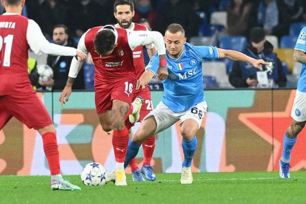 Rodrigo Zalazar of SC Braga competes for the ball with Stanislav Lobotka of SSC Napoli during the Uefa Champions League between SSC Napoli vs SC Braga at Diego Armando Maradona Stadium  Copyright: xAgostinoxGemito IPAxSportx xipa-x xx IPA_42178044 IPA_Agency_IPA42178044