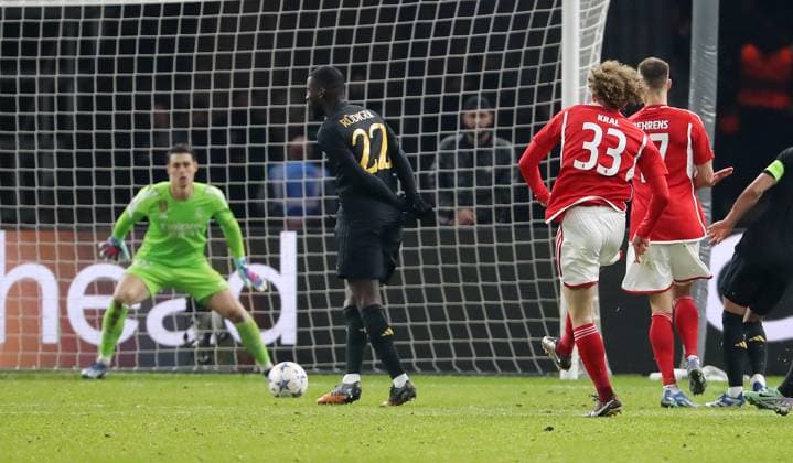 Alex Kral scores the goal to equalize 2 2 against goalkeeper Kepa Arrizabalaga Sport Football Soccer UEFA Champions League UCL Men 6 Matchday Season 2023 2024 12 12 2023 1 FC Union Berlin FCU vs Real Madrid Olympiastadion DFL regulations prohibit any use of photographs as image sequences and or quasi video