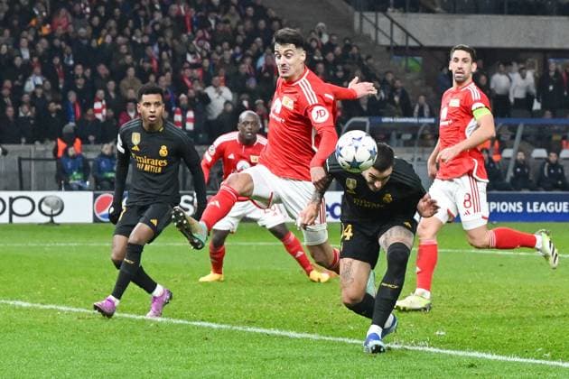 Football, Men, Season 2023 2024, UEFA Champions League Group C, Matchday 6 , 1 FC Union Berlin Real Madrid, v l Diogo Leite 1 FC Union Berlin and Joselu Real Madrid scores the goal to 1 2 , 12 12 2023, Copyright: xMatthiasxKochx