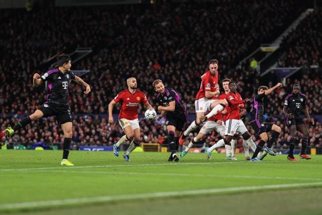 Fußball UEFA Champions League Gruppe A Manchester United gegen Bayern München 12. Dezember 2023 UEFA Champions League Gruppe A Manchester United gegen Bayern München Jonny Evans von Manchester United wehrt eine Flanke von Kim Min Jae von Bayern München ab, bevor Harry Kane zum Schuss kommt Foto Simon Stacpoole Abseits Manchester UK  Copyright: xSimonxStacpoolexOffside
