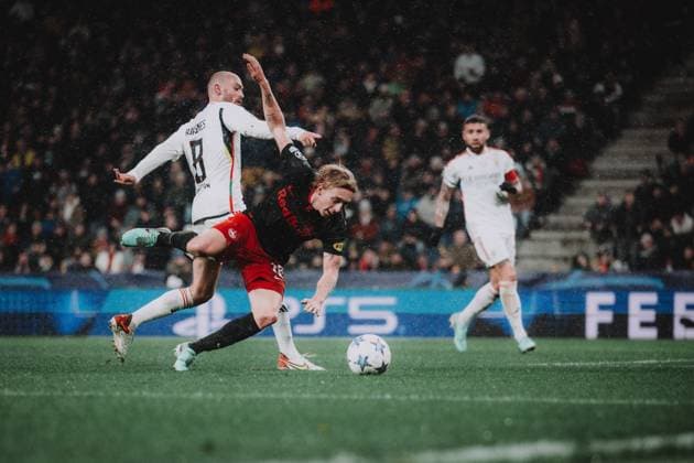 UEFA Champions League Group D: FC Salzburg - SL Benfica Lisbon SALZBURG, AUSTRIA - DECEMBER 12: Mads Bidstrup of FC Salzburg in action against Fredrik Aursnes of SL Benfica Lisbon during the UEFA Champions League Group D match FC Salzburg vs. SL Benfica Lisbon on December 12, 2023 in Salzburg, Austria. Copyright: xAndreasxSchaadx-xFCxRedxBullxSalzburgx _AS18963LR