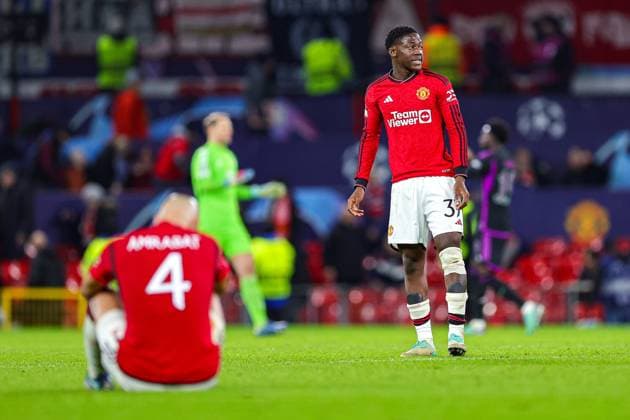 Manchester United, ManU v Bayern Munich Champions League 12 12 2023. Manchester United players look dejected at full time during the Champions League match between Manchester United and Bayern Munich at Old Trafford, Manchester, England on 12 December 2023. Editorial use only , Copyright: xNigelxKeenex PSI-18580-0077