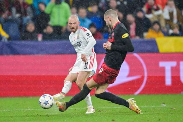 SOCCER - UEFA CL, RBS vs Benfica SALZBURG,AUSTRIA,12.DEC.23 - SOCCER - UEFA Champions League, group stage, Red Bull Salzburg vs SL Benfica. Image shows Fredrik Aursnes (Benfica) and Strahinja Pavlovic (RBS).  GEPAxpictures xChristianxMoser