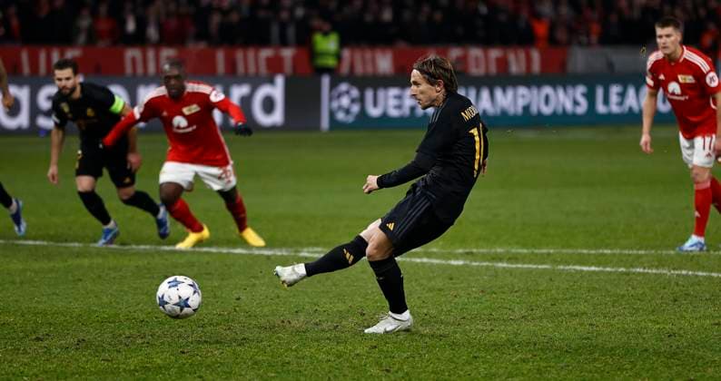 Partido de la Champions League disputado entre Union Berlin y Real Madrid. En la imagen, Modric falla un penalti. Champions League match played between Union Berlin and Real Madrid. In this picture, Modric misses a penalty. ÃNGELxRIVERO  -ecommerce-Fotos eCommerce-2-144879002