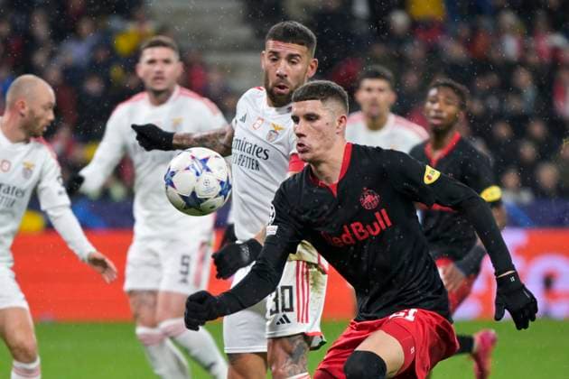 SOCCER - UEFA CL, RBS vs Benfica SALZBURG,AUSTRIA,12.DEC.23 - SOCCER - UEFA Champions League, group stage, Red Bull Salzburg vs SL Benfica. Image shows Petar Ratkov (RBS) and Nicolas Otamendi (Benfica).  GEPAxpictures xChristianxMoser