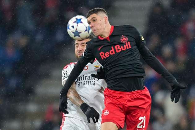 SOCCER - UEFA CL, RBS vs Benfica SALZBURG,AUSTRIA,12.DEC.23 - SOCCER - UEFA Champions League, group stage, Red Bull Salzburg vs SL Benfica. Image shows Petar Ratkov (RBS) and Nicolas Otamendi (Benfica).  GEPAxpictures xChristianxMoser