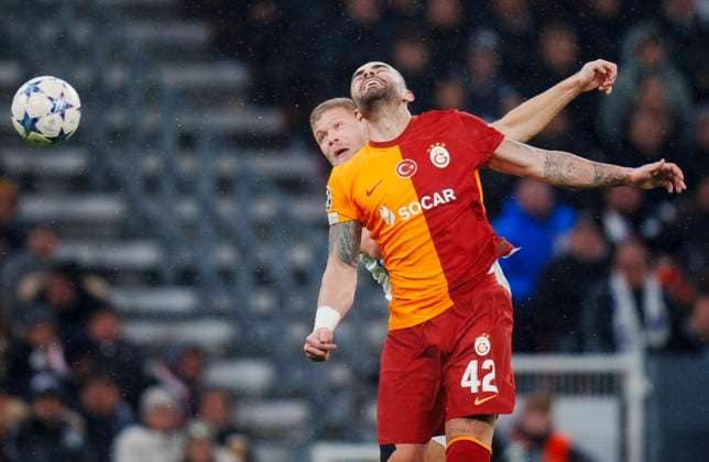 FCK s Andreas Cornelius and Galatasaray s Abdulkerim Bardakci during the Champions League match between FC Copenhagen Galatasaray SK in Parken, Tuesday 12 December 2023 Photo Liselotte Sabroe Ritzau Scanpix , Copenhagen Denmark  Copyright: Ritzau Scanpix LiselottexSabroex COP14438 spdk20231212-234201-L