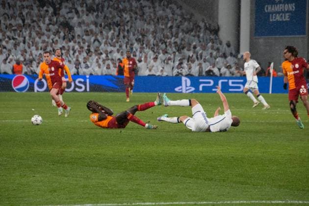Davinson Sanchez of Galatasaray (L) and Andreas Cornelius of F.C. Copenhagen (R) Champions League match between F.C. Copenhagen and Galatasaray A.S. at Parken on December 12, 2023 in Copenhagen, Denmark Copenhagen Parken Stadium Denmark Copyright: xKristianxTuxenxLadegaardxBergx IMG_0817