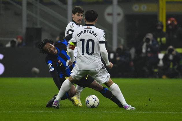 Fußball, CL, Inter Mailand - Real Sociedad San Sebastian UEFA Champions League football match - Inter - FC Internazionale vs Real Sociedad De Futbol Juan Cuadrado of F.C. Inter and Mikel Oyarzabal of Real Sociedad during the 6th day of the UEFA Champions League Group D between F.C. Internazionale Milano vs Real Sociedad De Futbol on 12 December 2023 at the San Siro Stadium in Milan, Italy. Milan Italy  Copyright: xIPAxSport ABACAx