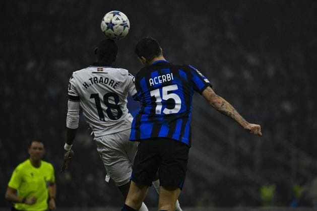 Fußball, CL, Inter Mailand - Real Sociedad San Sebastian UEFA Champions League football match - Inter - FC Internazionale vs Real Sociedad De Futbol Hamari Traore of Real Sociedad and Francesco Acerbi of F.C. Inter during the 6th day of the UEFA Champions League Group D between F.C. Internazionale Milano vs Real Sociedad De Futbol on 12 December 2023 at the San Siro Stadium in Milan, Italy. Milan Italy  Copyright: xIPAxSport ABACAx