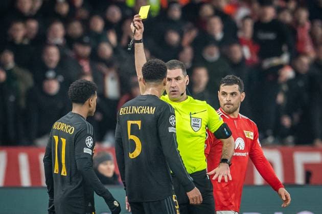 UEFA Champions League 1 FC Union Berlin vs Real Madrid Berlin, 12 12 2023 Rade Obrenovic Referee shows yellow for Jude Bellingham Real Madrid, 5 UEFA Champions League 1 FC Union Berlin vs Real Madrid, Olympiastadion, Berlin, 12 12 2023 Copyright: xBEAUTIFULxSPORTS LucianoxLimax