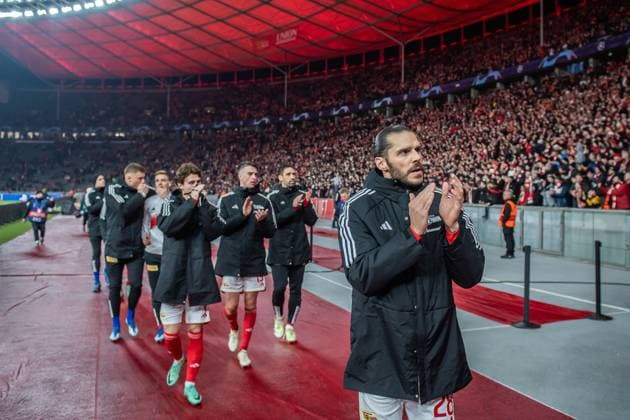 UEFA Champions League 1 FC Union Berlin vs Real Madrid Berlin, 12 12 2023 Christopher Trimmel 1 FC Union Berlin, 28 greets the fans after the match UEFA Champions League 1 FC Union Berlin vs Real Madrid, Olympiastadion, Berlin, 12 12 2023 Copyright: xBEAUTIFULxSPORTS LucianoxLimax