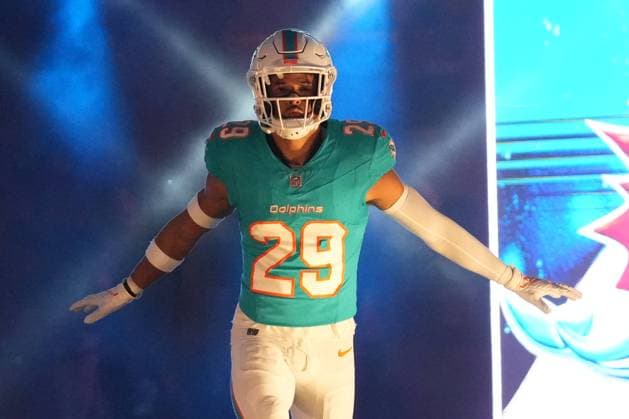 MIAMI GARDENS, FL - DECEMBER 11: Miami Dolphins running back De Von Achane (28) enters the field during pregame introductions before the game between the Tennessee Titans and Miami Dolphins on Monday, Dec. 11, 2023 at Hard Rock Stadium, Miami Gardens, Fla. (Photo by Peter Joneleit Icon Sportswire) NFL, American Football Herren, USA DEC 11 Titans at Dolphins EDITORIAL USE ONLY Icon231211040