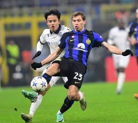 Fußball, CL, Inter Mailand - Real Sociedad San Sebastian (231213) -- MILAN, Dec. 13, 2023 -- FC Inter s Nicolo Barella (R) vies with Real Sociedad s Kubo Takefusa during the UEFA Champions League Group D match between FC Inter and Real Sociedad in Milan, Italy, Dec. 12, 2023. (Photo by Xinhua) (SP)ITALY-MILAN-FOOTBALL-UEFA CHAMPIONS LEAGUE-FC INTER VS REAL SOCIEDAD AugustoxCasasoli 