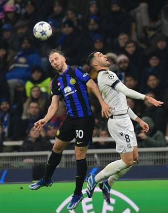 Fußball, CL, Inter Mailand - Real Sociedad San Sebastian (231213) -- MILAN, Dec. 13, 2023 -- FC Inter s Carlos Augusto (L) vies with Real Sociedad s Mikel Merino during the UEFA Champions League Group D match between FC Inter and Real Sociedad in Milan, Italy, Dec. 12, 2023. (Photo by Xinhua) (SP)ITALY-MILAN-FOOTBALL-UEFA CHAMPIONS LEAGUE-FC INTER VS REAL SOCIEDAD AugustoxCasasoli 