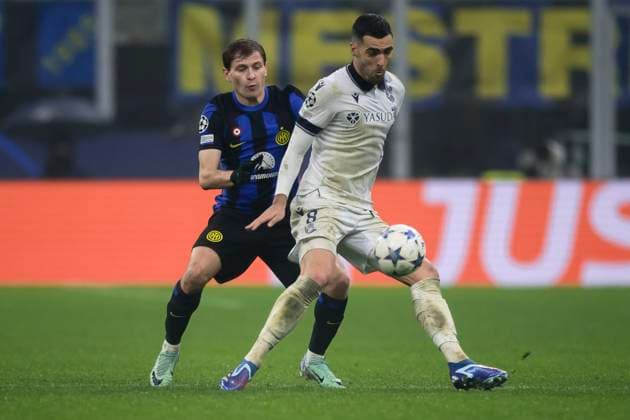 Fußball, CL, Inter Mailand - Real Sociedad San Sebastian FC Internazionale v Real Sociedad - UEFA Champions League Mikel Merino of Real Sociedad competes for the ball with Nicolo Barella of FC Internazionale during the UEFA Champions League football match between FC Internazionale and Real Sociedad. Milan Italy Copyright: xNicolòxCampox