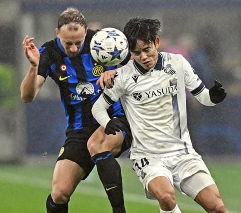 Fußball, CL, Inter Mailand - Real Sociedad San Sebastian Football: Champions League Real Sociedad s Takefusa Kubo (R) heads the ball during a Champions League football match against Inter Milan in Milan, Italy, on Dec. 12, 2023.  A14AA0002228691P