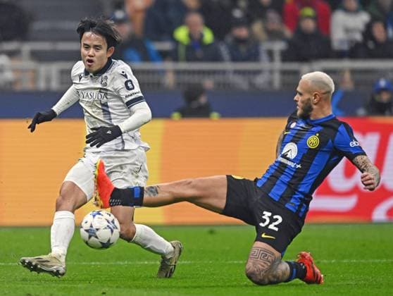Fußball, CL, Inter Mailand - Real Sociedad San Sebastian Football: Champions League Real Sociedad s Takefusa Kubo (L) and Inter Milan s Federico Dimarco vie for the ball during a Champions League football match in Milan, Italy, on Dec. 12, 2023.  A14AA0002228693P