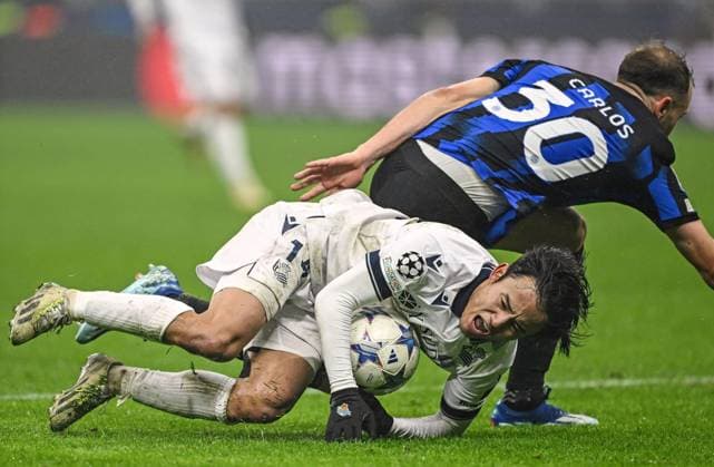 Fußball, CL, Inter Mailand - Real Sociedad San Sebastian Football: Champions League Real Sociedad s Takefusa Kubo (bottom) and Inter Milan s Carlos Augusto clash in a contest for the ball during a Champions League football match in Milan, Italy, on Dec. 12, 2023.  A14AA0002228694P