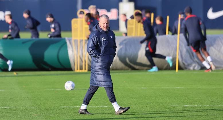 RB Leipzig training Champions League Leipzig, 12 12 2023, RB training center, UEFA Champions League , RB Leipzig final training on the day before RBL v Young Boys Bern , In the picture co coach Frank Geideck RB Leipzig , Picture Point