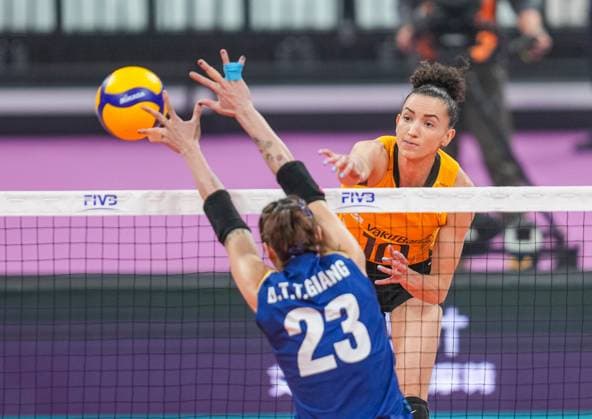Volleyball, Frauen, FIVB Klub-WM, Vak&305fBank Spor Kulübü Istanbul - Sport Center 1 Hanoi (231213) -- HANGZHOU, Dec. 13, 2023 -- Braga Guimaraes Gabriela (R) of VakifBank spikes during the pool B preliminary phase match between VakifBank Spor Kulubu of T¨¹rkiye and Center I Women s Club of Vietnam at FIVB Volleyball Women s Club World Championship, WM, Weltmeisterschaft 2023 in Hangzhou, east China s Zhejiang Province, Dec. 13, 2023. ) (SP)CHINA-HANGZHOU-VOLLEYBALL-FIVB WOMEN S CLUB WORLD CHAMPIONSHIP(CN) SunxFei 