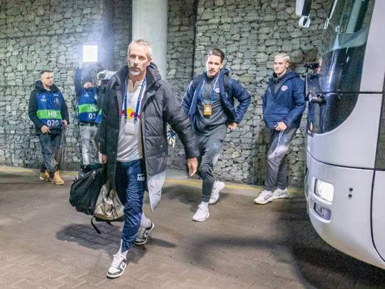Leipzig, Germany 13 December 2023 Champions League 2023 2024 RB Leipzig vs Young Boys Bern In the picture coach Marco Rose Leipzig and goalkeeper Janis Blaswich Leipzig leave the team bus Copyright: xFotostandx xNachtigallx