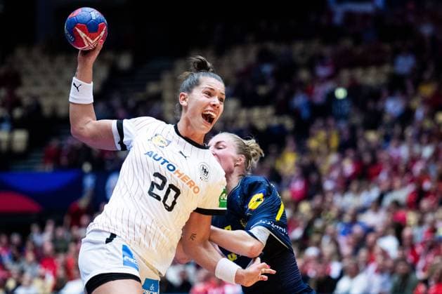 231213 Emily Bölk of Germany and Linn Blohm of Sweden during the IHF Women?s World Championship handball quarter-final match between Sweden and Germany on December 13, 2023 in Herning Photo Petter Arvidson BILDBYRAN code PA PA0705 handball handboll handball bbeng vm handball vm handbolls vm ihf handball world championship world handball championship 2023 world championship 2023 sverige sweden tyskland germany dam quarter-final quarter final  Copyright: PETTERxARVIDSON BB231213PA093