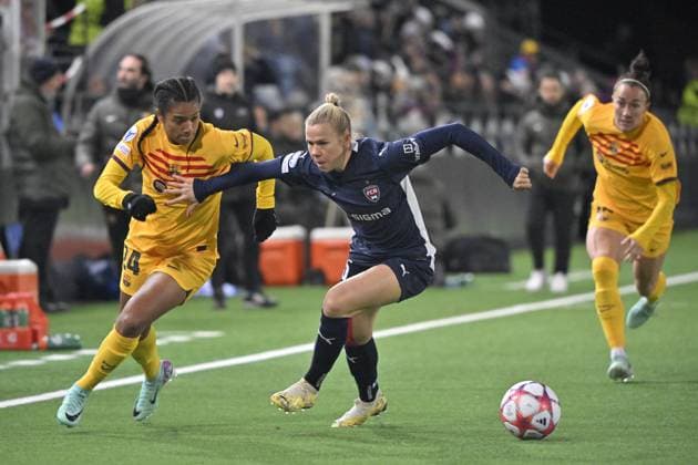 MALMÖ 20231213 Barcelonas Esmee Brugts and Rosengards Jessica Samuelsson battle for the ball during Wednesdays Womens Champions League Group A football match between FC Rosengard and FC Barcelona at Malmö Idrottsplats MALMÖ SVERIGE x50090x  Copyright: xJohanxNilsson TTx CHAMPIONS LEAGUE ROSENGÅRD-BARCELONA
