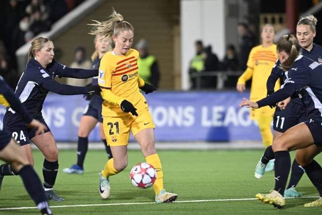 MALMÖ 20231213 Barcelonas Keira Walsh and Rosengards Hanna Andersson watch during Wednesdays Womens Champions League Group A football match between FC Rosengard and FC Barcelona at Malmö Idrottsplats MALMÖ SVERIGE x50090x  Copyright: xJohanxNilsson TTx CHAMPIONS LEAGUE ROSENGÅRD-BARCELONA