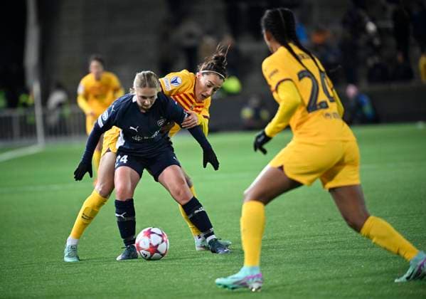 MALMÖ 20231213 Rosengards Hanna Andersson and Barcelonas Lucy Bronze fight for the ball during Wednesdays Womens Champions League Group A football match between FC Rosengard and FC Barcelona at Malmö Idrottsplats MALMÖ SVERIGE x50090x  Copyright: xJohanxNilsson TTx CHAMPIONS LEAGUE ROSENGARD-BARCELONA
