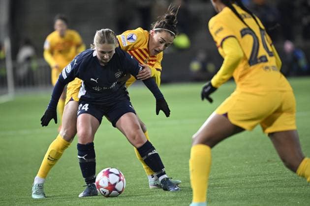MALMÖ 20231213 Rosengards Hanna Andersson and Barcelonas Lucy Bronze fight for the ball during Wednesdays Womens Champions League Group A football match between FC Rosengard and FC Barcelona at Malmö Idrottsplats MALMÖ SVERIGE x50090x  Copyright: xJohanxNilsson TTx CHAMPIONS LEAGUE ROSENGÅRD-BARCELONA