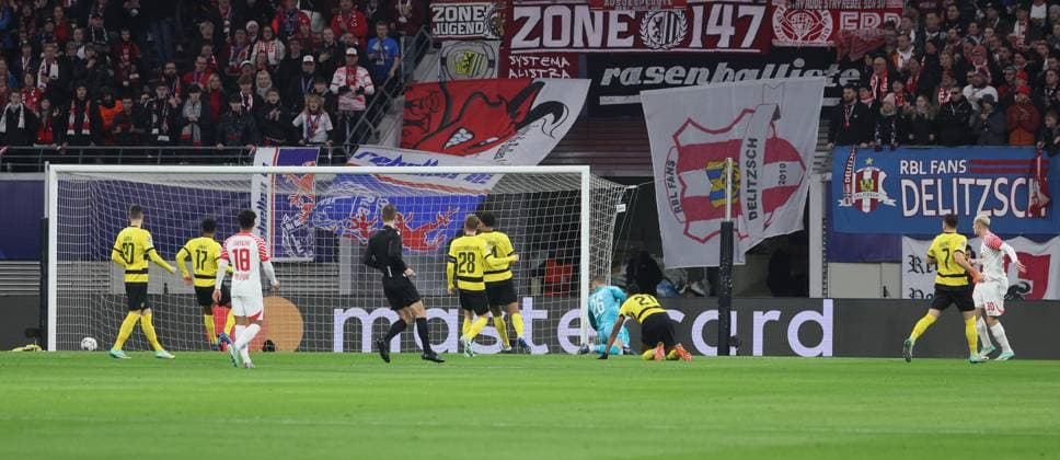 RB Leipzig Young Boys Bern Champions League Leipzig, 13 12 2023, Red Bull Arena, Champions League, Group G, Matchday 6 , RB LEIPZIG vs YOUNG BOYS BERN , Offside goal Leipzig In the picture goal scorer Benjamin Sesko re , 30, RB Leipzig scores for the supposed 1 0 , Picture Point
