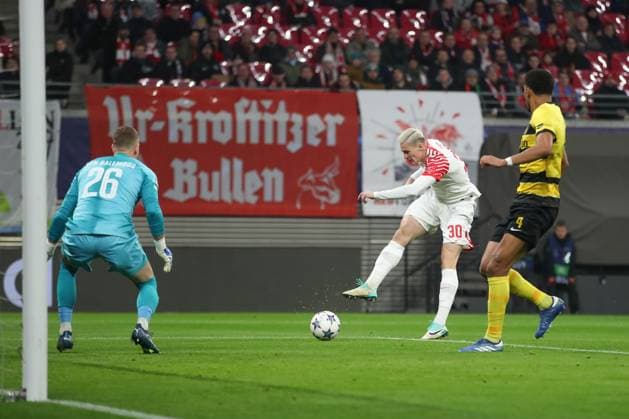 13 12 2023, xtgx, Football UEFA Champions League, RB Leipzig Young Boys Bern emspor, v l goal disallowed, Benjamin Sesko Leipzig, 30 schiesst Tor, schießt, Torschuetze, erzielt Tor, Treffer, scores the goal DFL DFB REGULATIONS PROHIBIT ANY USE OF PHOTOGRAPHS as IMAGE SEQUENCES and or QUASI VIDEO Leipzig