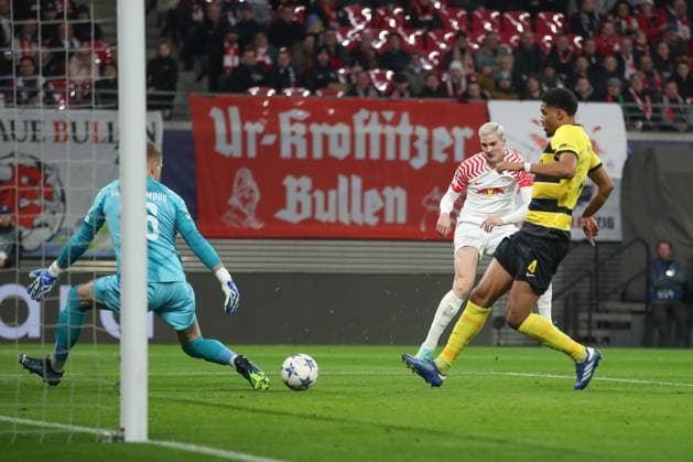 13 12 2023, xtgx, Football UEFA Champions League, RB Leipzig Young Boys Bern emspor, v l goal disallowed, Benjamin Sesko Leipzig, 30 schiesst Tor, schießt, Torschuetze, erzielt Tor, Treffer, scores the goal DFL DFB REGULATIONS PROHIBIT ANY USE OF PHOTOGRAPHS as IMAGE SEQUENCES and or QUASI VIDEO Leipzig
