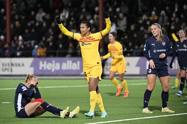 MALMÖ 20231213 Barcelonas Esmee Brugts celebrates after scoring a goal as Rosengards Jessica Wik and Guðrún Arnardóttir look on during Wednesdays Womens Champions League Group A football match between FC Rosengard and FC Barcelona at Malmö Idrottsplats MALMÖ SVERIGE x50090x  Copyright: xJohanxNilsson TTx CHAMPIONS LEAGUE ROSENGÅRD-BARCELONA