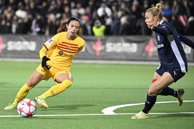 Barcelona s Aitana Bonmatí against Rosengard s Jessica Wik during the UEFA Women s Champions League group A soccer match between FC Rosengard and FC Barcelona at Malmo Idrottsplats in Malmo, Sweden, on Dec 13, 2023 MALMO SVERIGE SOCCER x50090x  Copyright: xJohanxNilsson TTx CHAMPIONS LEAGUE ROSENGARD-BARCELONA