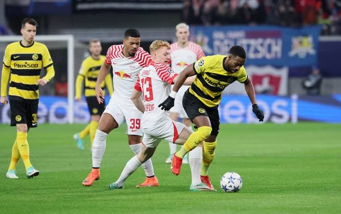 RB Leipzig Young Boys Bern Champions League Leipzig, 13 12 2023, Red Bull Arena, Champions League, Group G, Matchday 6 , RB LEIPZIG vs YOUNG BOYS BERN , Pictured from l Benjamin Henrichs 39, RB Leipzig , Nicolas Seiwald 13, RB Leipzig and Ulisses Garcia 21, Bern , Picture Point