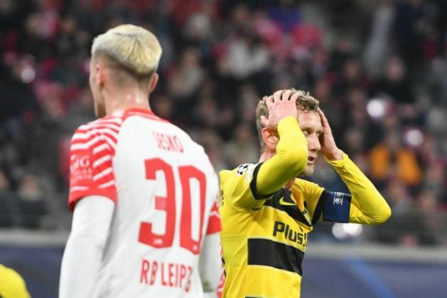 Fabian Lustenberger BSC Young Boys re and Benjamin Sesko RB Leipzig li RB Leipzig vs BSC Young Boys, Football, Champions League, Preliminary Round, Matchday 6, Season 2023 2024, 13 12 2023 DFB DFL REGULATIONS PROHIBIT ANY USE OF PHOTOGRAPHS AS IMAGE SEQUENCES AND OR QUASI VIDEO RB Leipzig vs BSC Young Boys, Football, Champions League, Preliminary Round, Matchday 6, Season 2023 2024, 13 12 2023 Leipzig Copyright: xEibner-Pressefoto BertxHarzerx EP_BHR