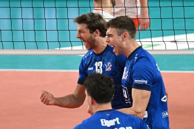 Volleyball I Men I 2023 2024 I Champions League Volley I 4th Round Leg 3 CLVM 71 I SVG Lüneburg JASTRZEBSKI Wegiel I 13 12 2023 Matthew Knigge 13, SVG Lüneburg and Yann Böhme 10, SVG Lüneburg celebrate the point Lüneburg LKH Arena Niedersachsen Germany Copyright: xLobeca AndreasxHannigx